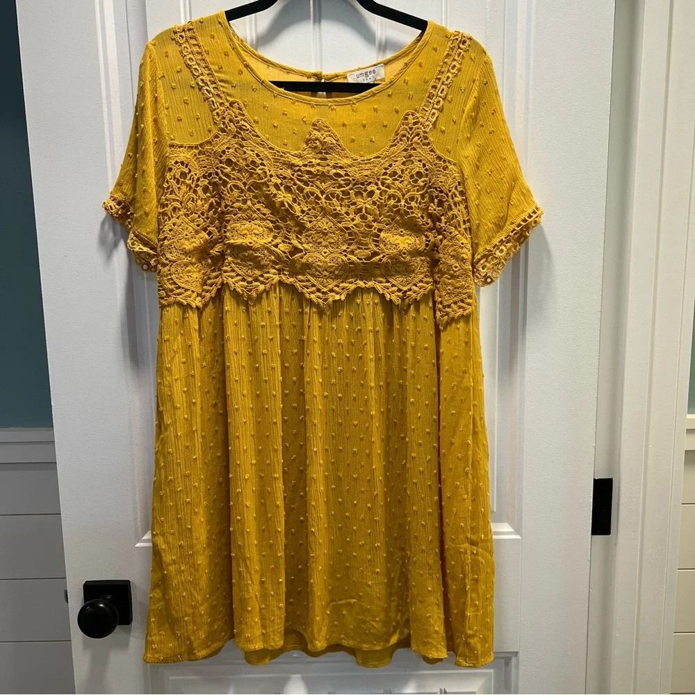 Umgee Gold Lacy‎ Short Sleeved Tunic. Size Small.